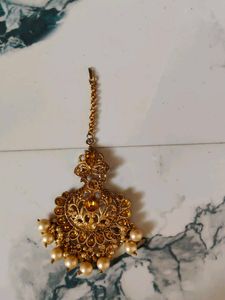 Elegant Maang Tikka with Pearl Accents