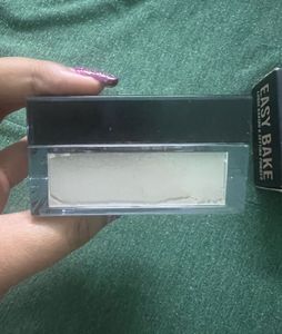 HUDA BEAUTY Easy Bake Loose Baking &amp; Setting Powde