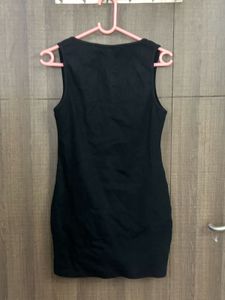 Black V-Neck Sleeveless Dress- size M