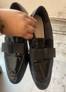 Chic  ZARA Black Patent Loafers with Bow Detail