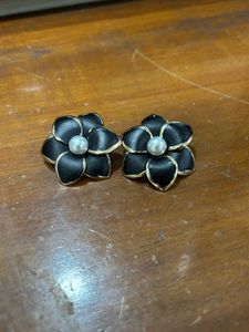 Chic Black Flower Pearl Earrings
