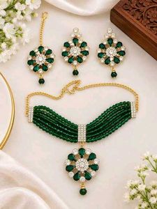 Stunning Emerald Green Kundan Jewellery Set