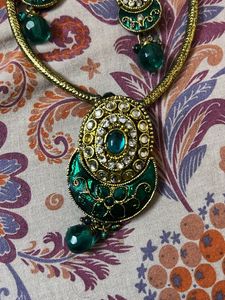 Green Stone &amp; Gold Necklace Set