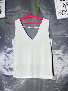 Chic White V-Neck Sleeveless Top