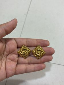 Brand new Gold Swirl Stud Earrings