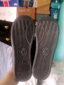 NEW NO USED CASUAL SHOES FOR MEN AND WOMEN.
