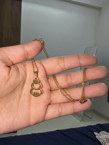 gold chain with pendant