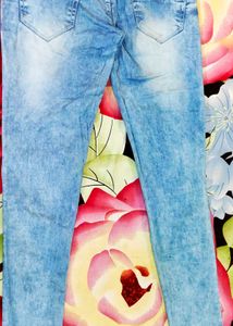 Stylish Skinny Toned Jeans Knee Cut