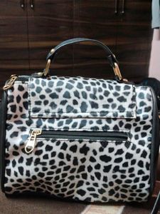 Black And White Sling Bag ❤️