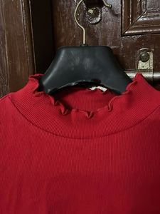 Chic Red Lettuce Trim Cropped Top