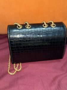 Chic Black Croc Embossed Crossbody Bag
