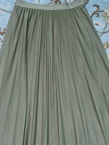 Elegant Pleated Midi Skirt