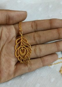 Elegant Gold Peacock Feather Pendant Necklace