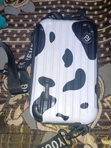 a sling bad in black or white colour