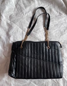 Chic Quilted Shoulder Bag with Gold Chain