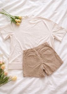Cream Graphic oversize T-shirt and Khaki Shorts Se