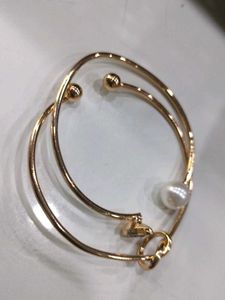 Elegant Gold-Tone Bangle with Pearl Accent