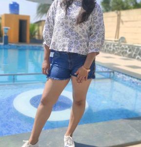Chic Floral Print Cropped Top