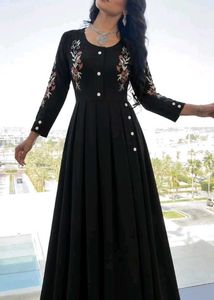 Floral Embroidered Black Abaya Gown 🖤