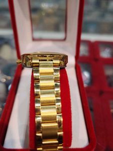 Elegant Gold-Tone Quartz Watch