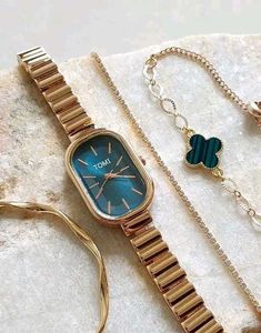 Elegant Green Dial Watch with Bracelets