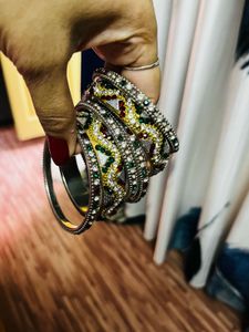 set of 6 metal Bangles with box new
