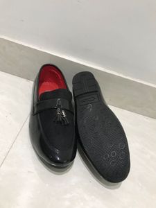 Stylish Black Loafers with Tassel Detail