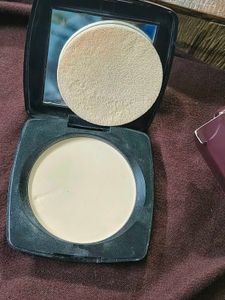 Lakme Forever Matte Compact no coin shade marble