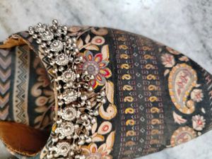 Embellished Ethnic Juttis for Women