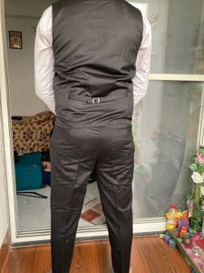Stylish Three-Piece Suit - Modern Fit