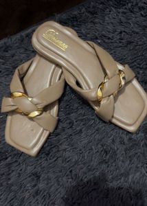 Stylish Flat Sandals with Gold Chain Accent