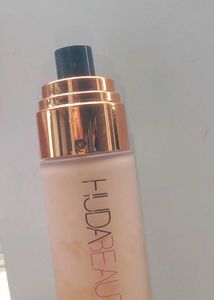 this foundation from huda beauty 💖
