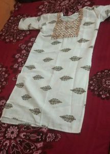 Xxl White Paisley embroidered Neck Printed Kurti