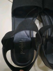 Black Flat Sandals with Elastic Straps
