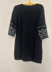 Elegant Black Kurta with Intricate Sleeve Embroide