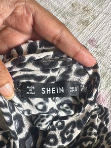 Sleeveless Leopard Print Turtleneck Top