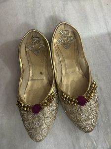 ghungroo Gold Ethnic Juttis