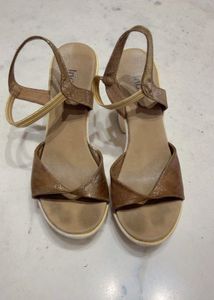 Inc.5 Stylish Bronze Heels (size5)
