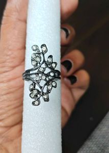 Elegant Leaf Design Ring