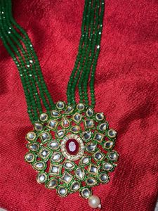 Elegant Kundan &amp; Emerald Necklace Set