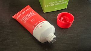 Dot &amp; Key Strawberry Dew Brightening Moisturizer a