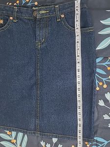 Price dropped!! Branded cute blue jean skirt.