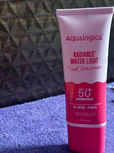 Aqualogica Glow Dewy &amp; Radiance Water Light Sunscr