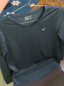 Performax gym tee with thumbholes