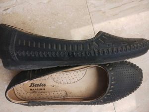 Bata Black Pumps