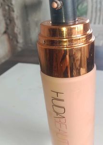 this foundation from huda beauty 💖