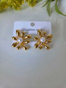 Elegant Gold Flower Pearl Earrings