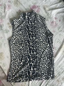 Sleeveless Leopard Print Turtleneck Top