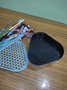 Stylish Triangular Pen Organizer