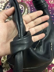 🖤 Black Leather Sling Bag